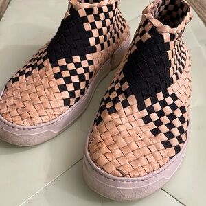 Moccasins with braided leather. Stretchy